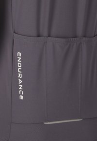 Dunkelgraue Stofftasche mit vertikalem weißen "ENDURANCE"-Schriftzug auf der linken Seite, mit mehreren genähten Fächern zur Aufbewahrung.