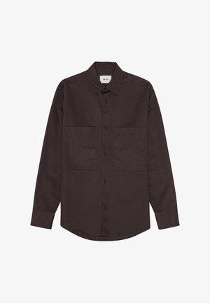 Camicia a maniche lunghe color marrone scuro realizzata in tessuto morbido, con chiusura a bottoni, due tasche sul petto e un orlo curvo.
