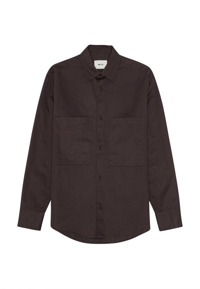 Mørkebrun langærmet skjorte lavet af blødt stof med knaplukning foran, to brystlommer og en buet kant.