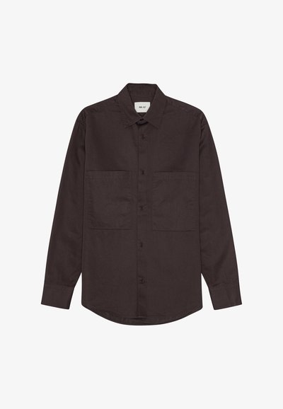 Mørkebrun langærmet skjorte lavet af blødt stof med knaplukning foran, to brystlommer og en buet kant.
