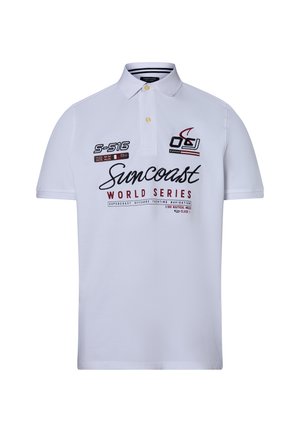 Weißes Polohemd mit kurzen Ärmeln, zwei Knöpfen, bestickten Logos in Rot und Marineblau, mit dem Text "Suncoast World Series" und Aufnähern.