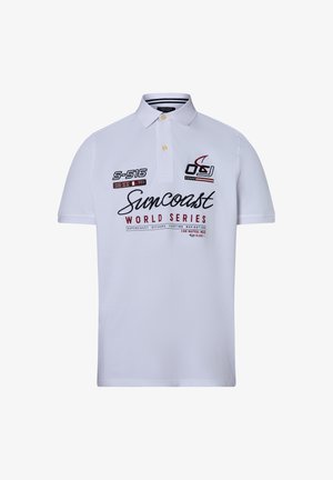 Weißes Polohemd mit kurzen Ärmeln, zwei Knöpfen, bestickten Logos in Rot und Marineblau, mit dem Text "Suncoast World Series" und Aufnähern.