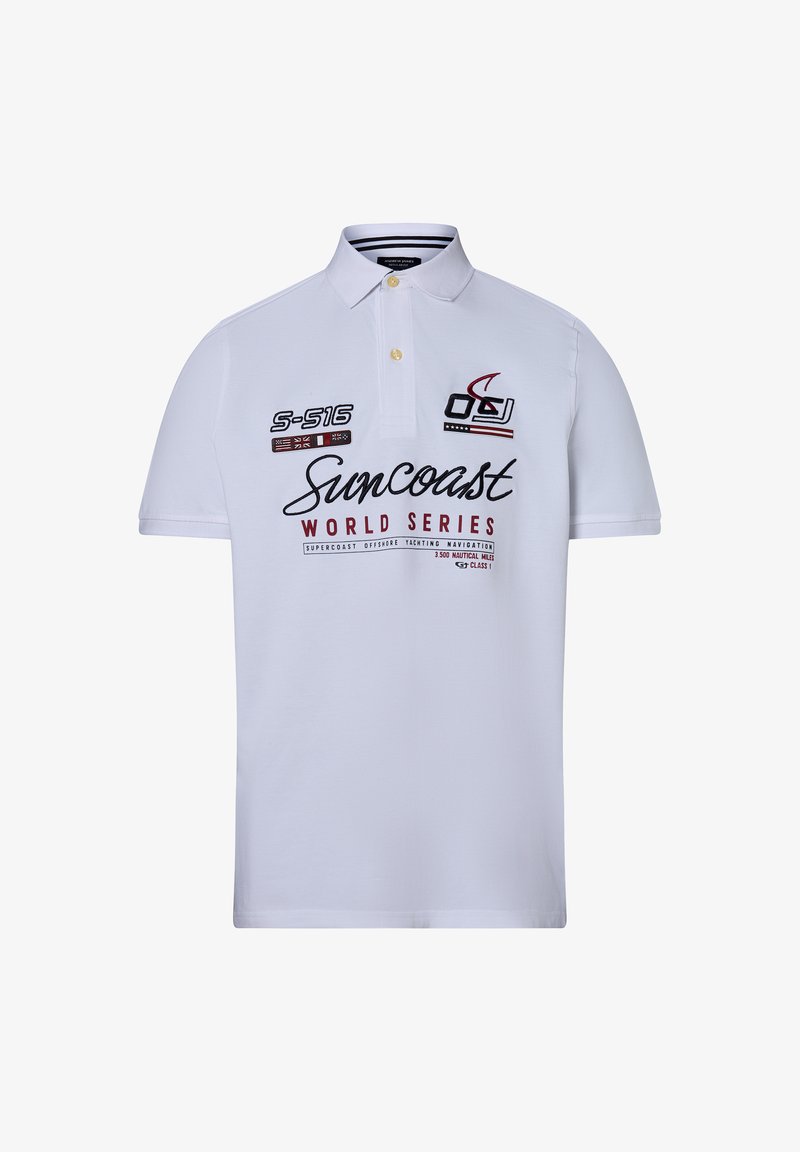 Weißes Polohemd mit kurzen Ärmeln, zwei Knöpfen, bestickten Logos in Rot und Marineblau, mit dem Text "Suncoast World Series" und Aufnähern.