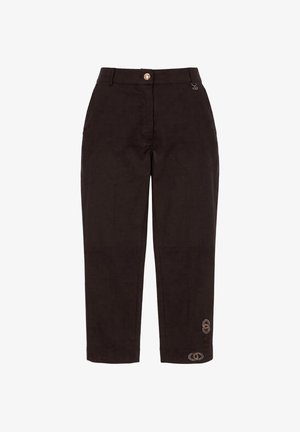 Pantaloni neri a vita alta con gamba dritta, bottone frontale, passanti per cintura, logo ricamato sottile vicino all'orlo e piccolo charm metallico sulla vita.