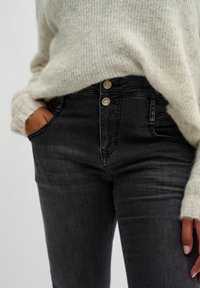 My Essential Wardrobe FIOLA - Karcsúsított farmerek - medium grey wash