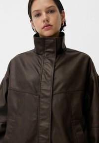 Bershka OVERSIZE  - Veste en similicuir - dark brown