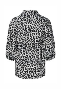 Blouse met luipaardprint in een zachte stof, met zwarte vlekken op een lichte achtergrond. Met kraag, taps toelopende mouwen en een relaxte pasvorm.