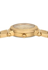 Reloj de pulsera en tono dorado con caja redonda, bisel texturizado y pulsera de eslabones. Presenta una esfera sencilla con marcadores de horas y un logotipo de la marca.