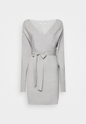 Robe enveloppante en tricot gris avec un décolleté en V, des manches longues et une ceinture à nouer à la taille. Présente une texture côtelée et un ourlet droit.