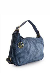 Geweven blauwe leren handtas met een gestructureerd oppervlak, voorzien van een gouden ronde logo-accent en een verstelbare schouderriem.