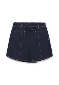 Shorts in denim scuro con cuciture bianche, una cintura con nodo frontale e due tasche anteriori, presentati su uno sfondo bianco.