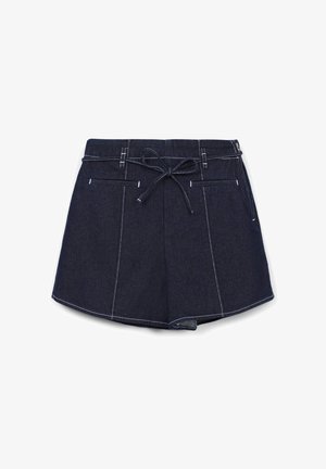 Dunkelblaue Jeansshorts mit weißen Nähten, einem vorderen Bindegürtel und zwei Vorderaschen, auf einem weißen Hintergrund präsentiert.