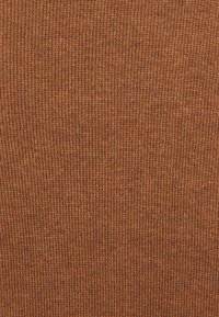 Tessuto strutturato in una calda e ricca tonalità di arancione, con un delicato motivo a righe e sottili variazioni di tonalità e texture in tutto il tessuto.