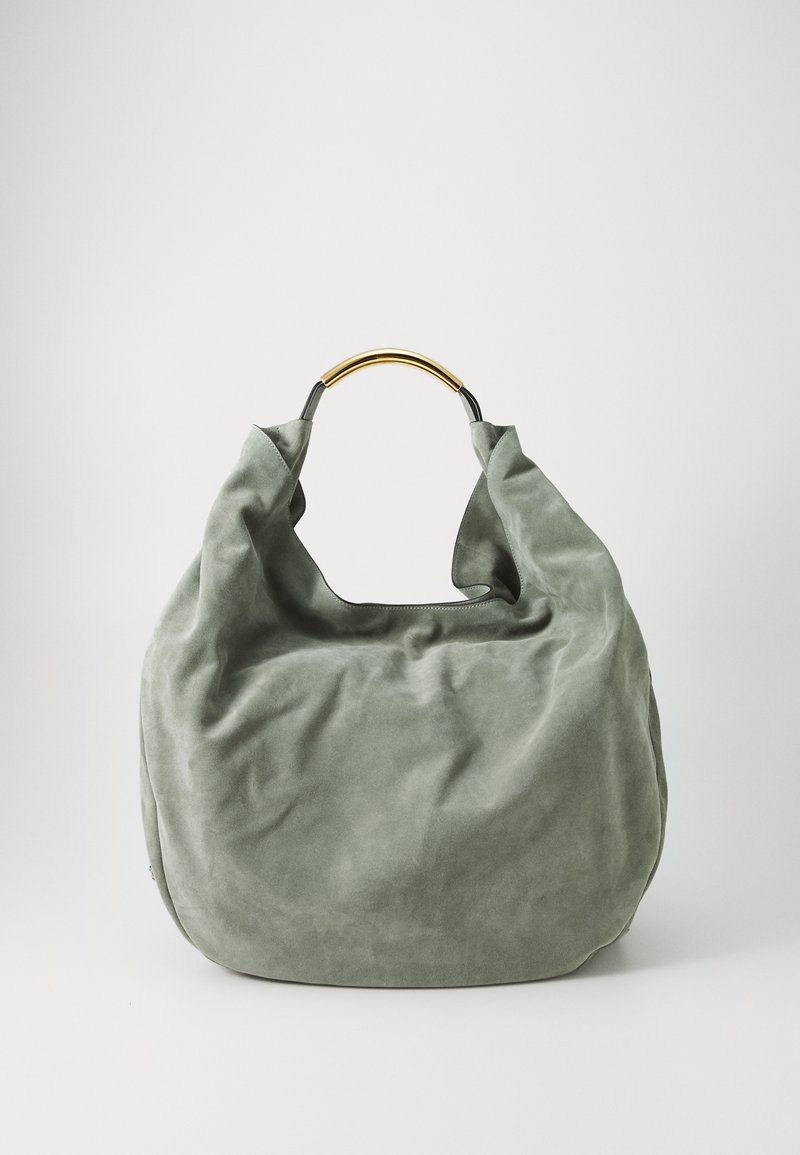Mjuk, texturerad gröngrå mockaväska med en stor, slapp form. Har ett handtag i guldtonat metall och en sömlös öppning upptill.