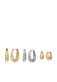 Pendientes de oro y plata con un acabado suave y pulido. Consta de tres pares con diferentes formas y tamaños, incluyendo diseños en forma de lágrima y de aro.
