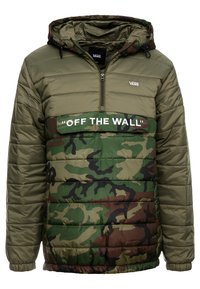 Grøn puffjakke med camouflage-mønster. Har en halv lynlås foran, hætte og "OFF THE WALL"-logo på en horisontal panel.