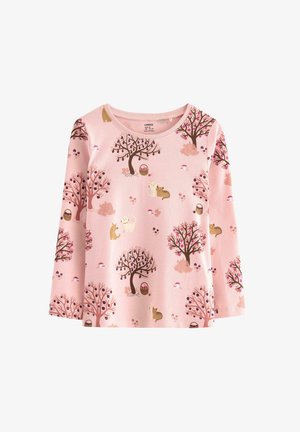 Rosa långärmad barnskjorta med ett mönster av träd, katter, små buskar, svampar och korgar på mjukt tyg.