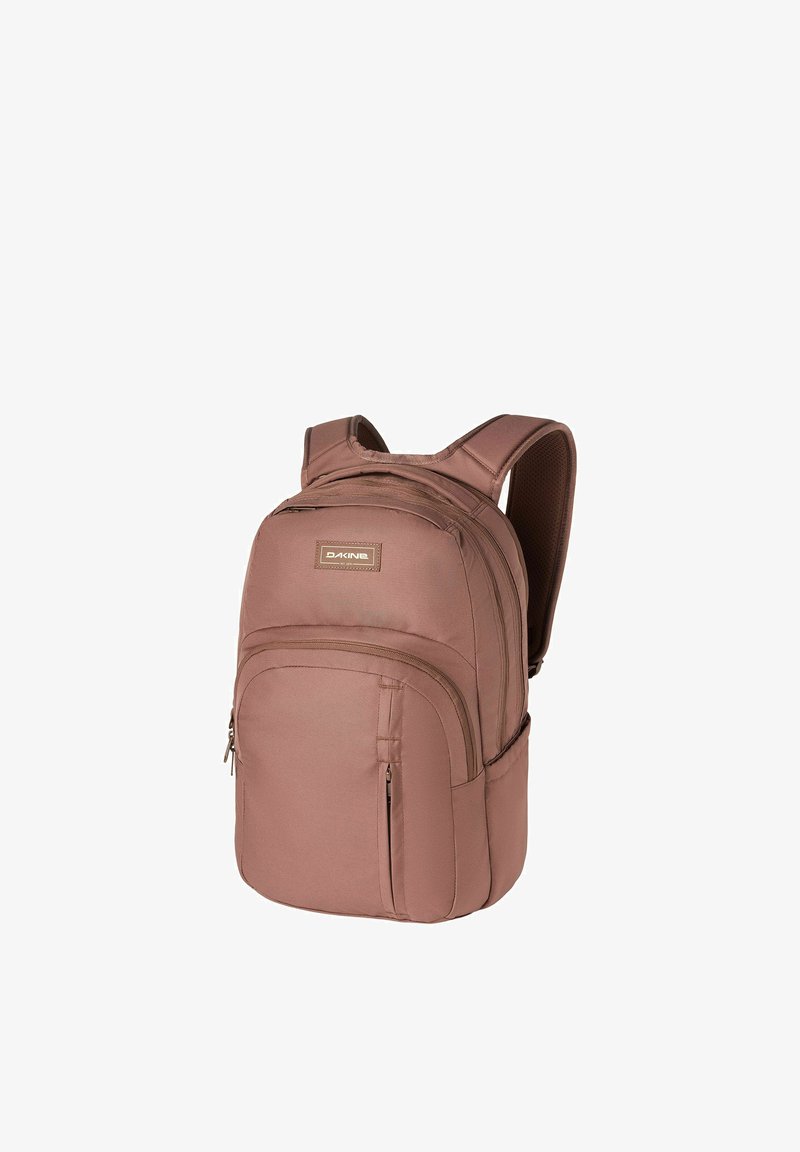 Sac à dos marron Dakine avec bretelles rembourrées et plusieurs compartiments zippés pour le rangement et l'organisation.