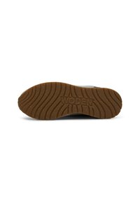 Schuhsohle aus strukturiertem, braunem Gummi mit gewelltem Muster und hervorgehobener Schrift "WODEN", entworfen für Grip und Langlebigkeit.