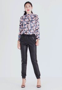 ONLY Tall ONLBIRGITTE TOPAS STRING PANT - Calças de fato de treino - black