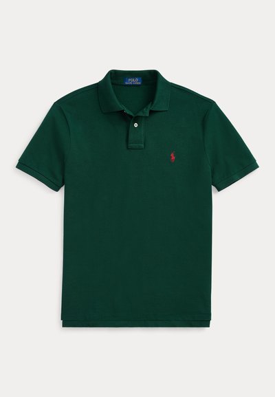 Ciemnozielona koszulka polo z krótkim rękawem, kołnierzykiem, plisą na dwa guziki i małym czerwonym haftowanym logo na lewej piersi.