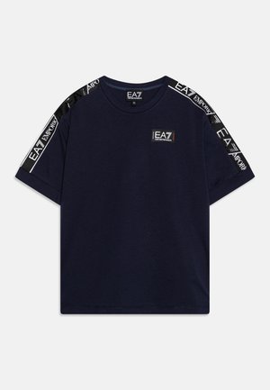Marineblå t-shirt med korte ærmer og EA7 Emporio Armani-logoer på brystet samt sorte og hvide mærkede striber langs skuldre og ærmer.