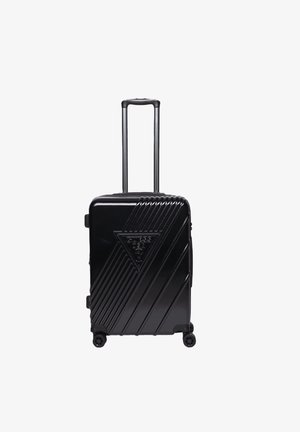 Valigia rigida nera con un motivo geometrico a righe, dotata di manico telescopico, quattro ruote e dettaglio del logo triangolare.