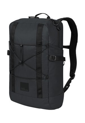 Sac à dos en tissu noir avec une forme rectangulaire, des bretelles réglables, un cordon élastique à l'avant et un patch logo près de la base.