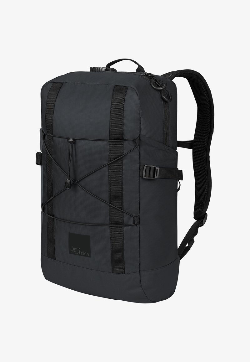 Schwarzer Stoffrucksack mit rechteckiger Form, verstellbaren Trägern, einer vorderen Bungee-Schnur und einem Logo-Patch nahe dem Boden.