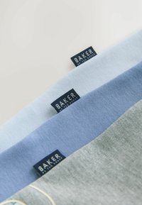 Trois échantillons de tissu : bleu clair, bleu moyen et gris, présentant une texture lisse. Chacun porte une étiquette "BAKER by Ted Baker".