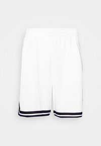 Witte sportshorts van lichtgewicht stof met een elastische tailleband, voorzien van marineblauwe strepen aan de zoom en een klein logo-detail.