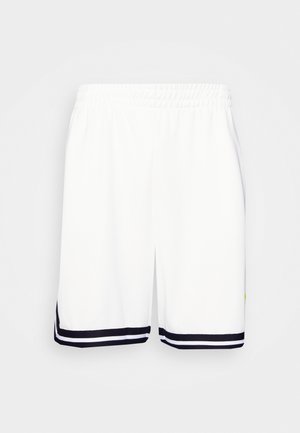 Witte sportshorts van lichtgewicht stof met een elastische tailleband, voorzien van marineblauwe strepen aan de zoom en een klein logo-detail.