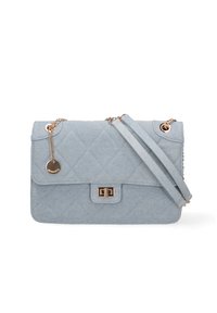 Borsa a tracolla in tessuto trapuntato di colore blu chiaro con hardware in tonalità oro, tracolla a catena e chiusura a pattina con clasp metallico rettangolare.