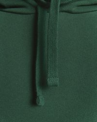 Tissu de sweat à capuche vert avec une surface douce et texturée. Comprend un cordon de serrage avec des accents tressés et des extrémités plates, mettant en avant le design ajusté.