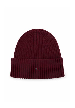 Bordeaux strikket beanie lavet af ribbet stof, der har en foldet skygge og et lille broderet logo i rød, hvid og blå.