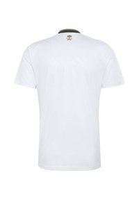 Chemise blanche à manches courtes avec col vert foncé bordé d'or, ornée d'un petit palmier doré et d'un emblème d'épées croisées dans le haut du dos.