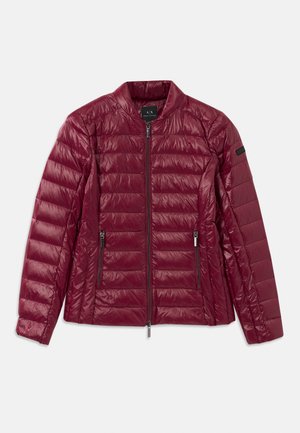 Burgundijas krāsas pildīts jakas ar rāvējslēdzēju priekšā, stāvapkakli, divām sānu kabatām un gludu, spīdīgu neilona tekstūru. Horizontāla kviltēta dizaina.