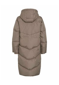 Manteau beige rembourré avec capuche, présentant un motif de matelassé en chevrons, des manches longues et une longueur mi-mollet pour la chaleur et la protection.