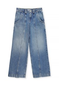 Široke plave denim hlače imajo svetlo pranje, pet žepov in vidno šivanje. Tkanina ima mehak, teksturiran videz.