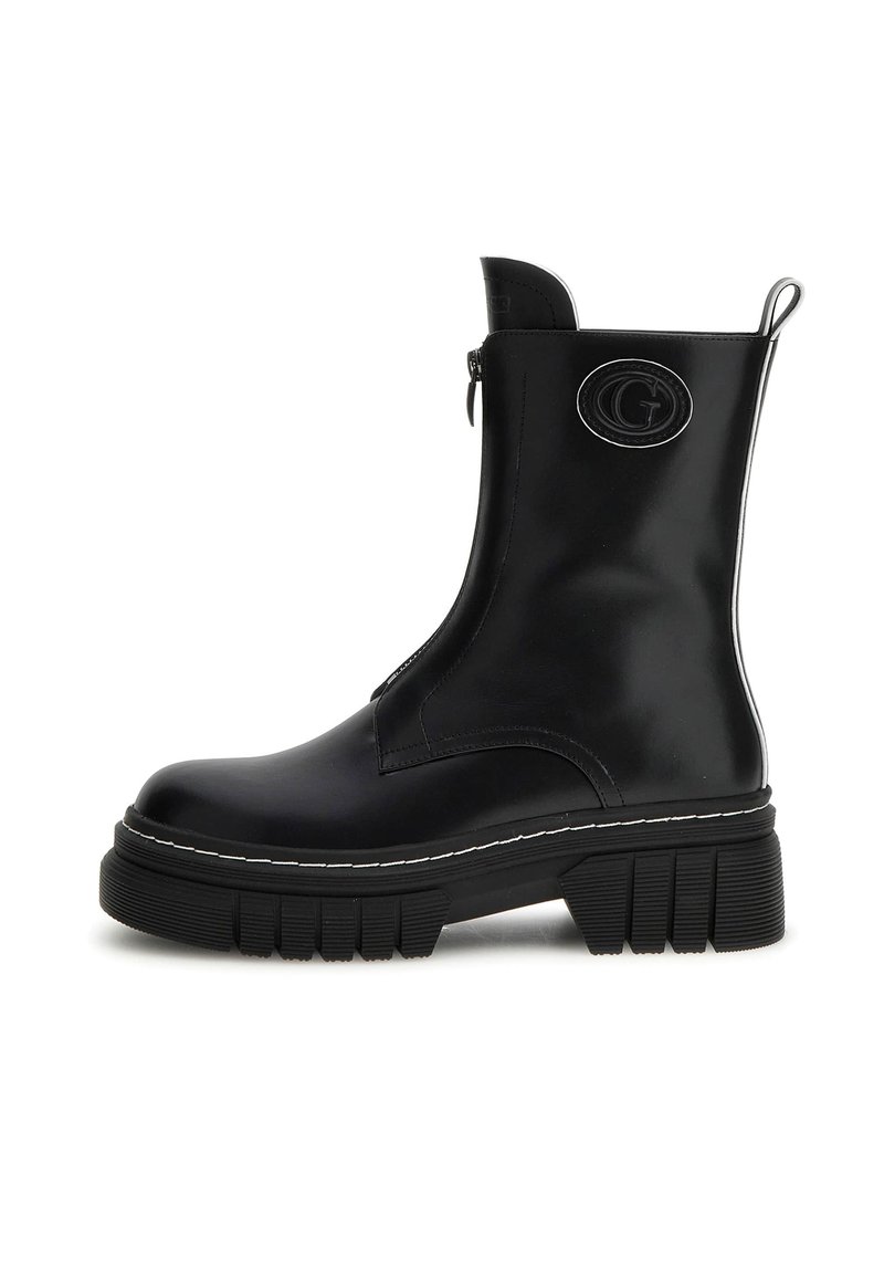 Stivaletto nero realizzato in materiale sintetico liscio, con una suola bianca cucita, un design curvo e una patch con logo sul lato.