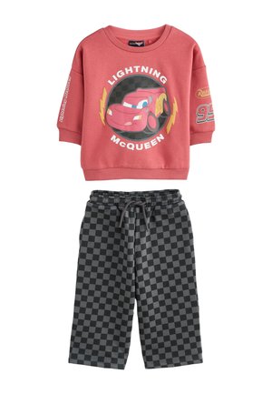 Sudadera roja para niño pequeño con gráfico del coche de Lightning McQueen y pantalones cortos a cuadros negros y grises con cintura ajustable con cordón.