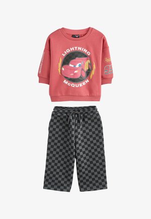 Rød sweatshirts til tumlinger med Lightning McQueen bilgrafik og sort-gråternet shorts med snor i taljen.