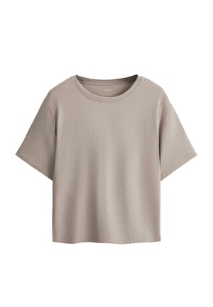 Rövid ujjú, bézs színű, rövidített pamut póló kerek nyakkivágással, fehér háttéren laposan elhelyezve.