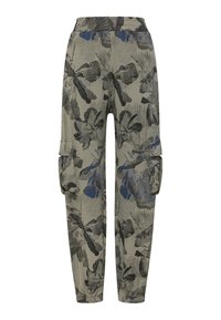 Pantalones cargo en verde oliva con un patrón floral. Cuentan con bolsillos removibles, cintura elástica y un ajuste relajado.