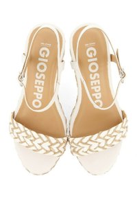 Sandalias blancas con tiras trenzadas de fibra natural, plantilla de cuero suave y correa ajustable en el tobillo. Nombre de la marca "GIOSEPPO" impreso en el interior.