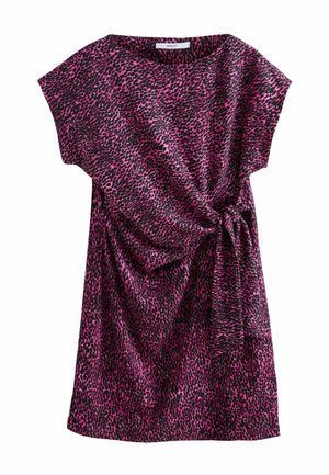 Rochie cu mânecă scurtă în imprimeu leopard roz și negru. Are o croială lejeră și detalii cu o talie legată. Țesătură moale cu o textură netedă.