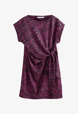 Vestido de manga corta en print de leopardo rosa y negro. Presenta un corte relajado y detalle de cintura anudada. Tejido suave con una textura lisa.