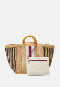 Tkany słomiany torba typu tote z niebieskimi i bordowymi paskami, wyposażona w drewnianą rączkę. Zawiera małą beżową kieszonkę na zamek z bordowym akcentem.