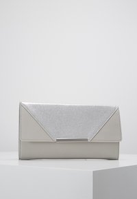 Kabelka na psaní s flitrovým stříbrným klopou a hladkým šedým základem. Obsahuje obdélníkový stříbrný kovový prvek a zapínání ve stylu obálky.
