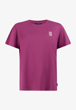 Effen paars T-shirt met korte mouwen en ronde hals, met klein wit "Protest" logo op de linkerborst.